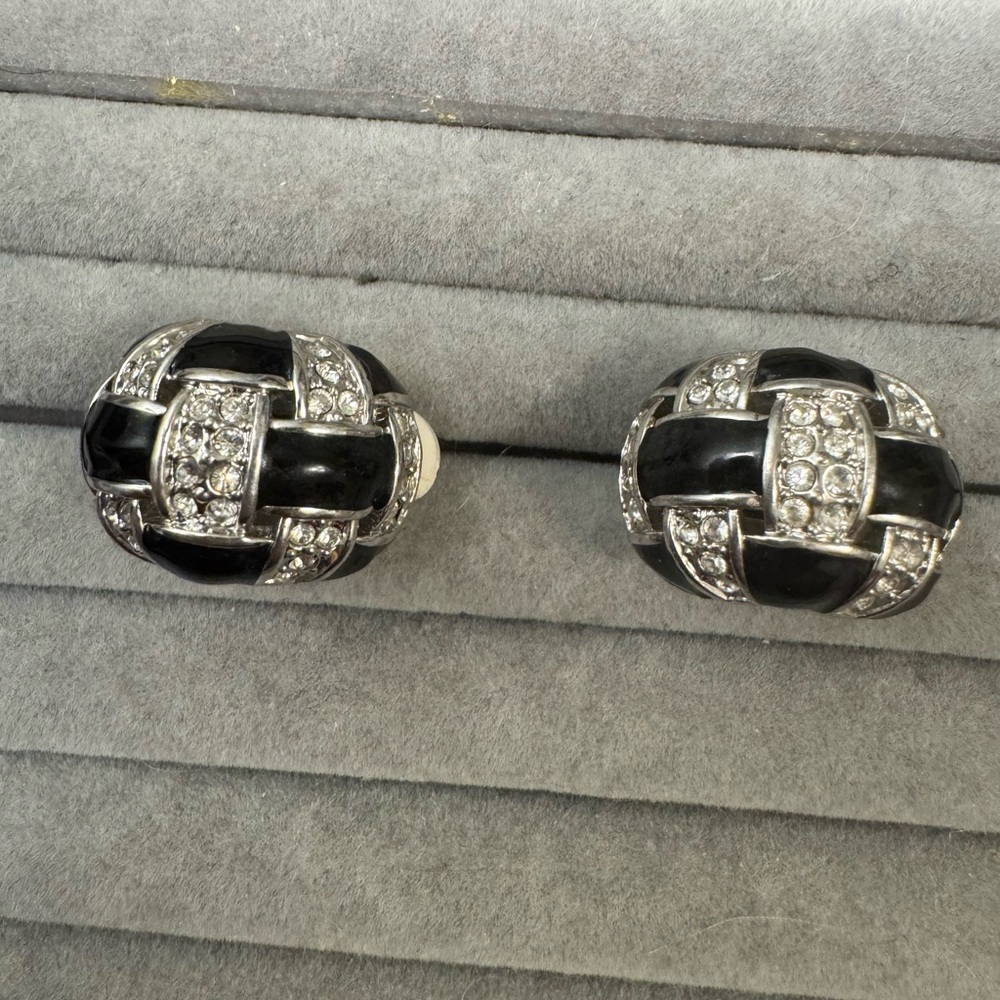 🖤 Vintage Enamel & Rhinestone Clip Earrings | Basket Weave
